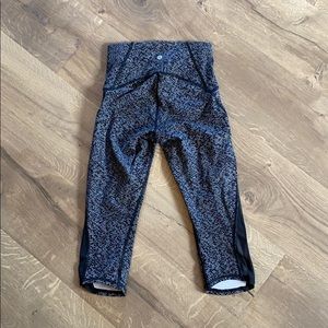 Lululemon cropped excellent condition!!!